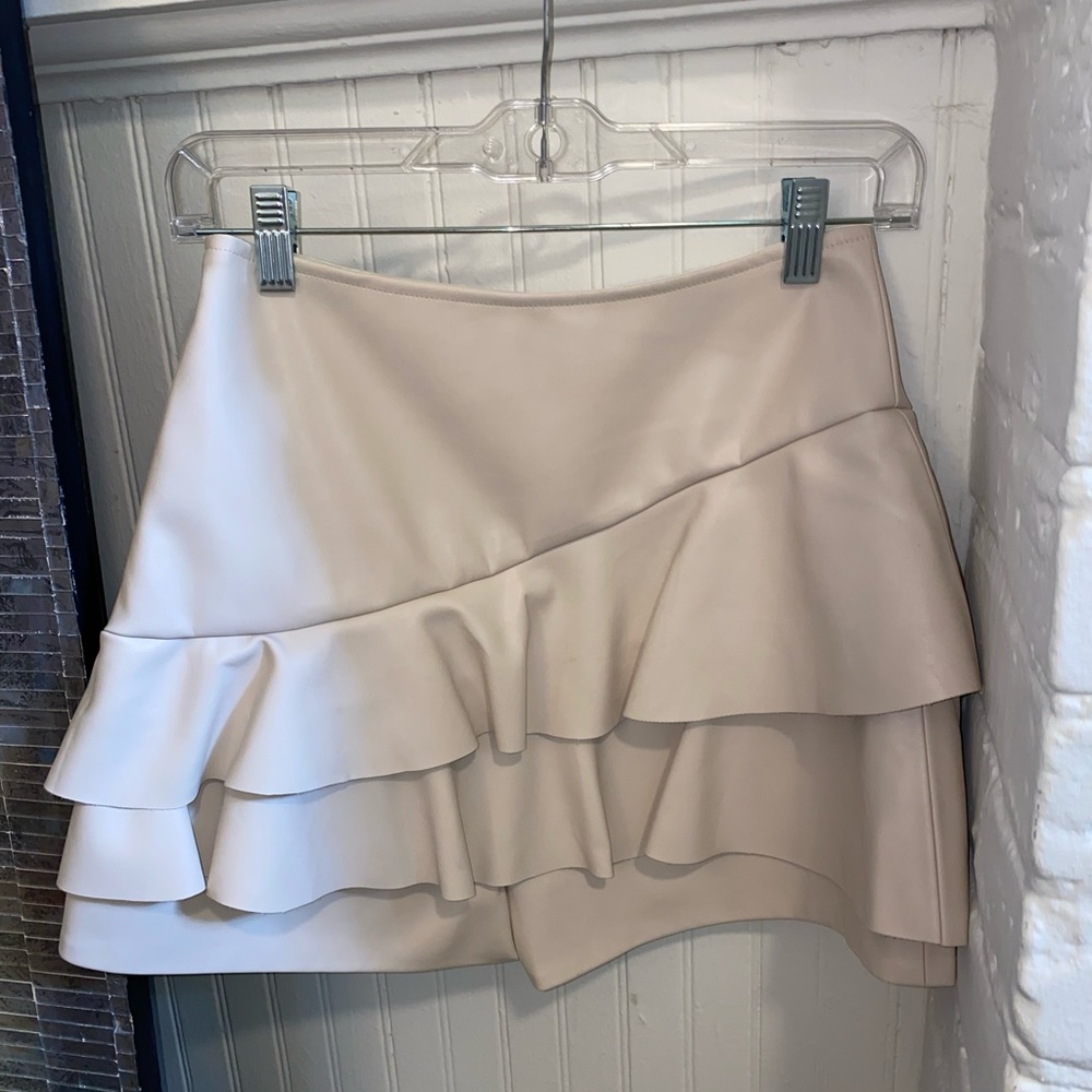 Do + Be cream skort